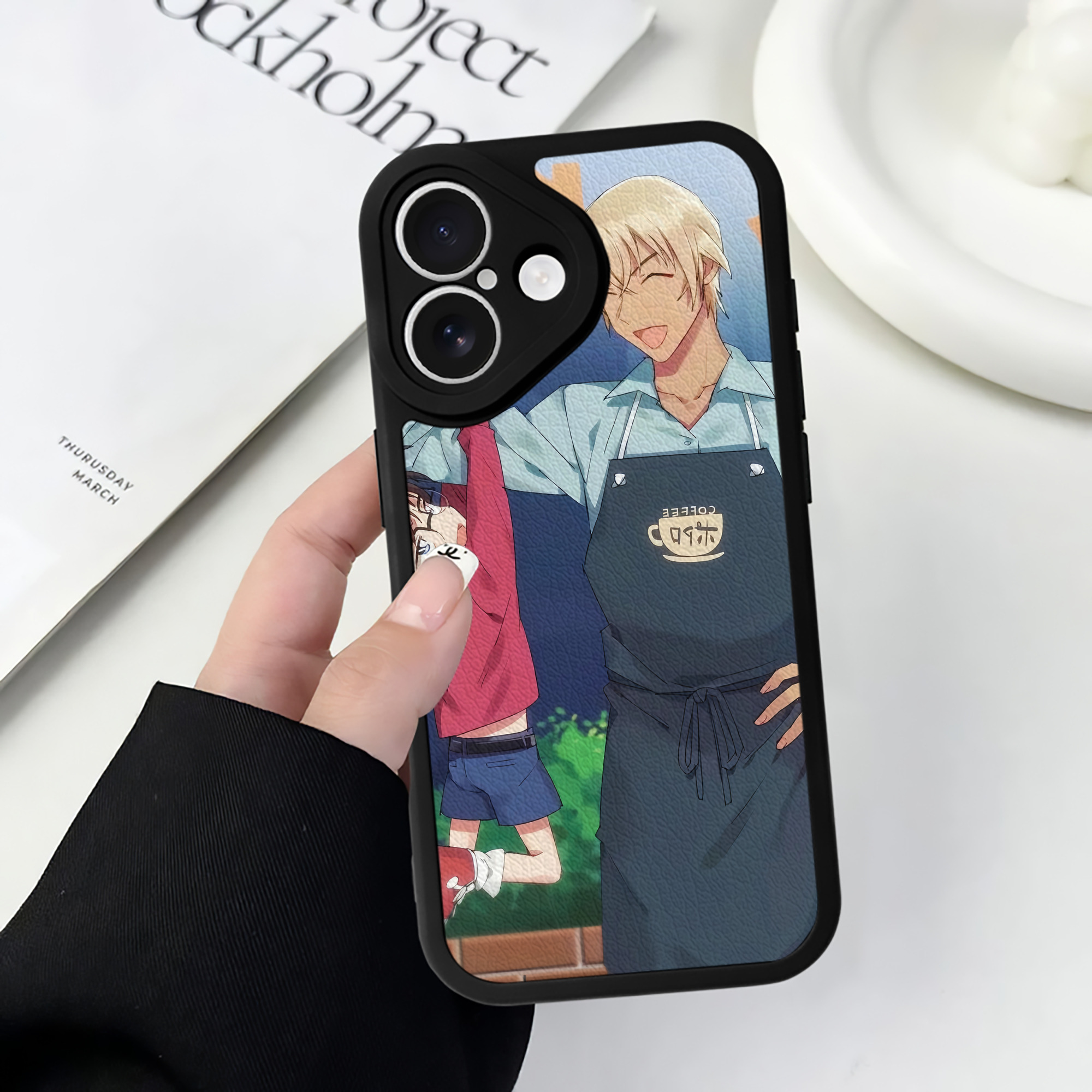 （画像用） 名探偵コナン Detective Conan 【iPhone 16シリーズ対応】シリコンスマホケース（レザー調） 材質：シリコン